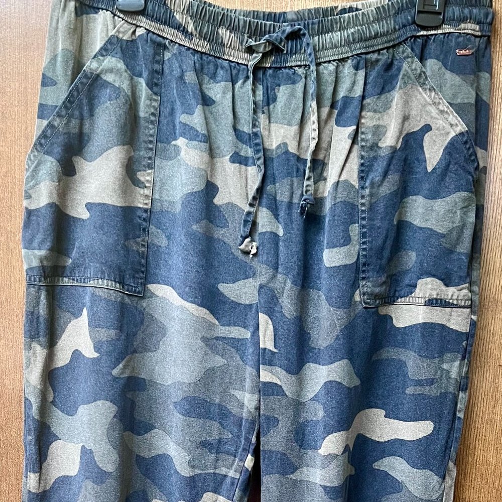 $60 PINK by Victoria Secret ladies size L olive camo cargo pants